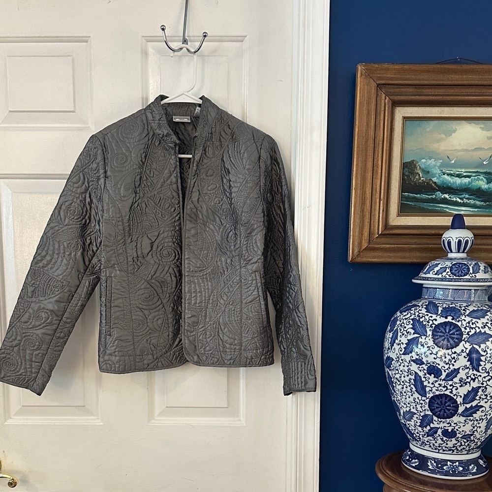 Women’s Chico’s Elegant Gray Quilted Jacket Chico’s Size 0 US Size 4